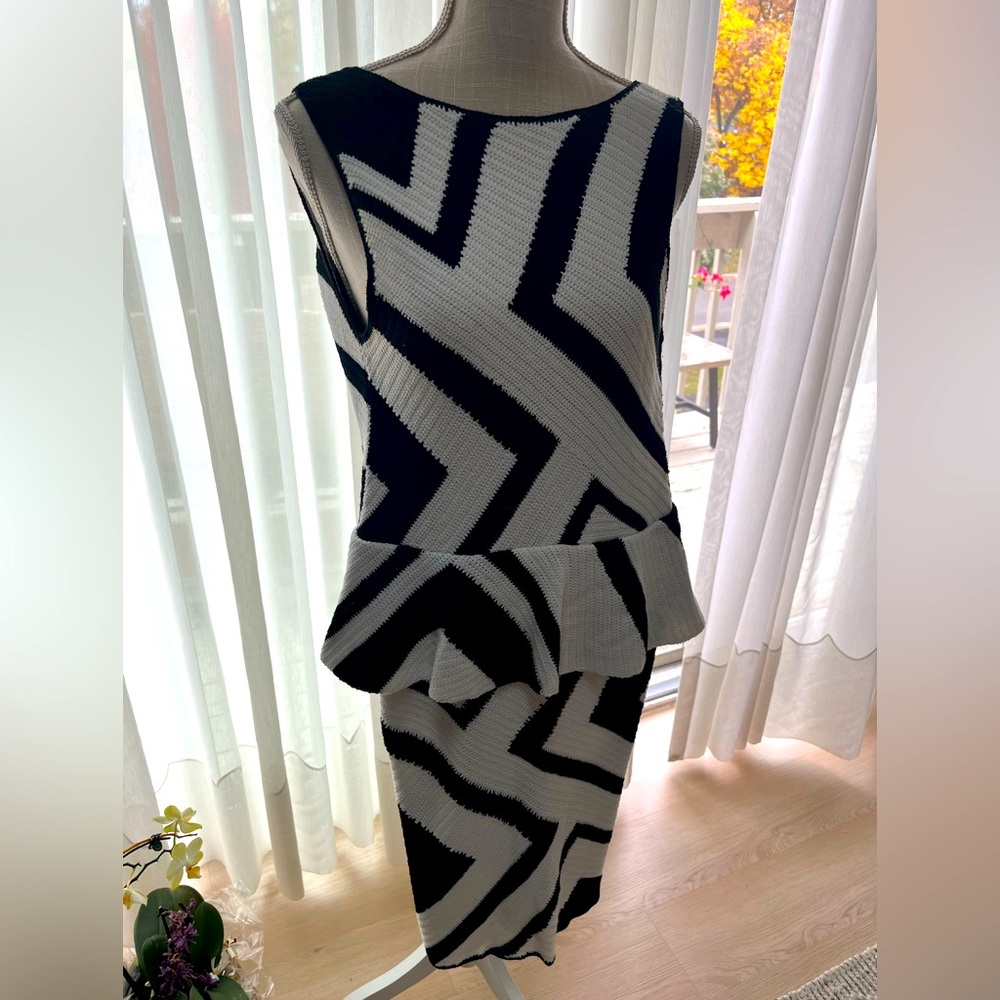 Alice & Olivia size small crochet dress